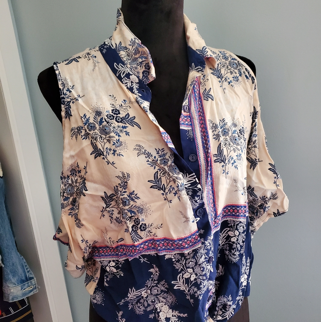 Floral-Patterned Buttoned-Down Blouse